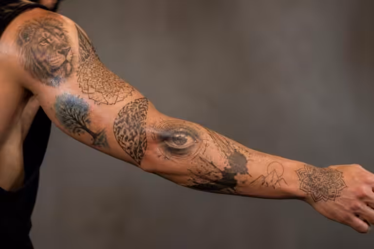 Tatouage bras homme : 10 idées originales à essayer
