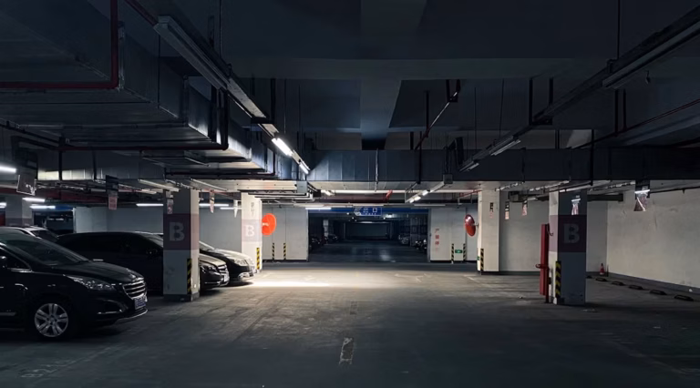 Chantiers, friches industrielles et parkings : la fin d&rsquo;une ère pour les lieux événementiels emblématiques