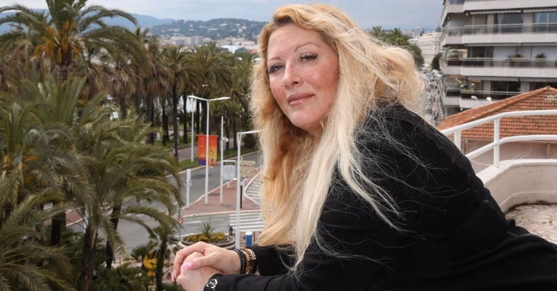 FASHION STORY – Le jour mémorable où Emmanuelle Béart a défié le tapis rouge d’un grand Festival… en peignoir !