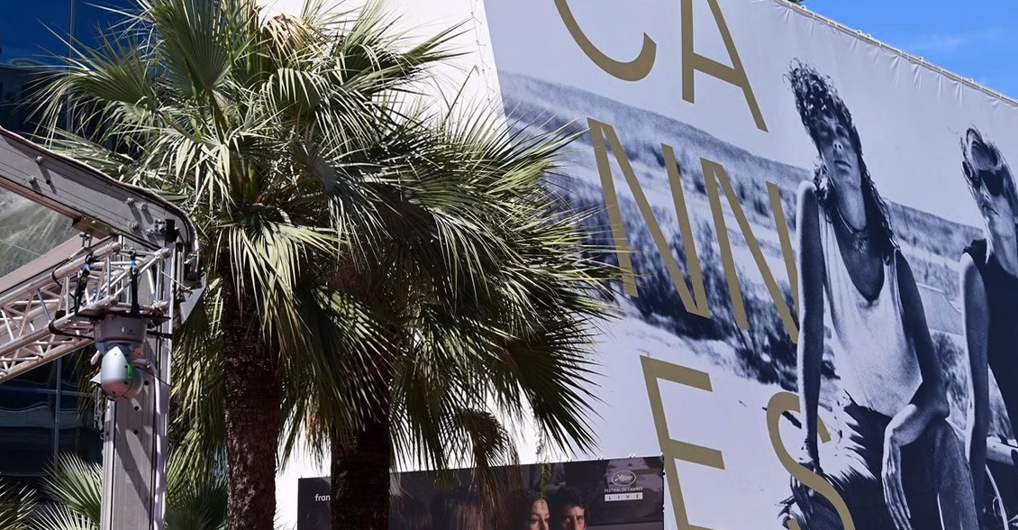 Aperçu — Tapis rouge de Cannes : le choc du peignoir Saint Laurent