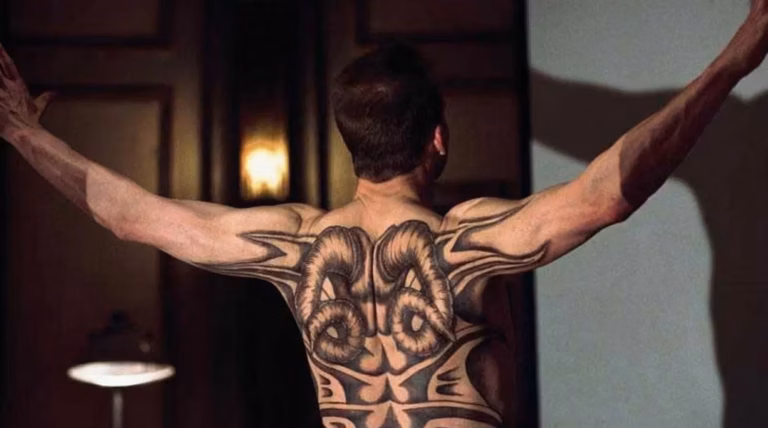 10 idées de tatouage sur le dos et la colonne pour homme