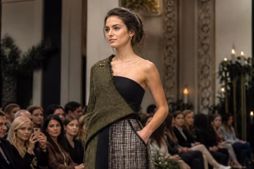 découvrez ashley mcdonnell et son immersion fascinante dans la mode irlandaise lors de l'ireland fashion week avec vyko, le 24 juillet. plongée captivante au cœur des tendances et créateurs irlandais.