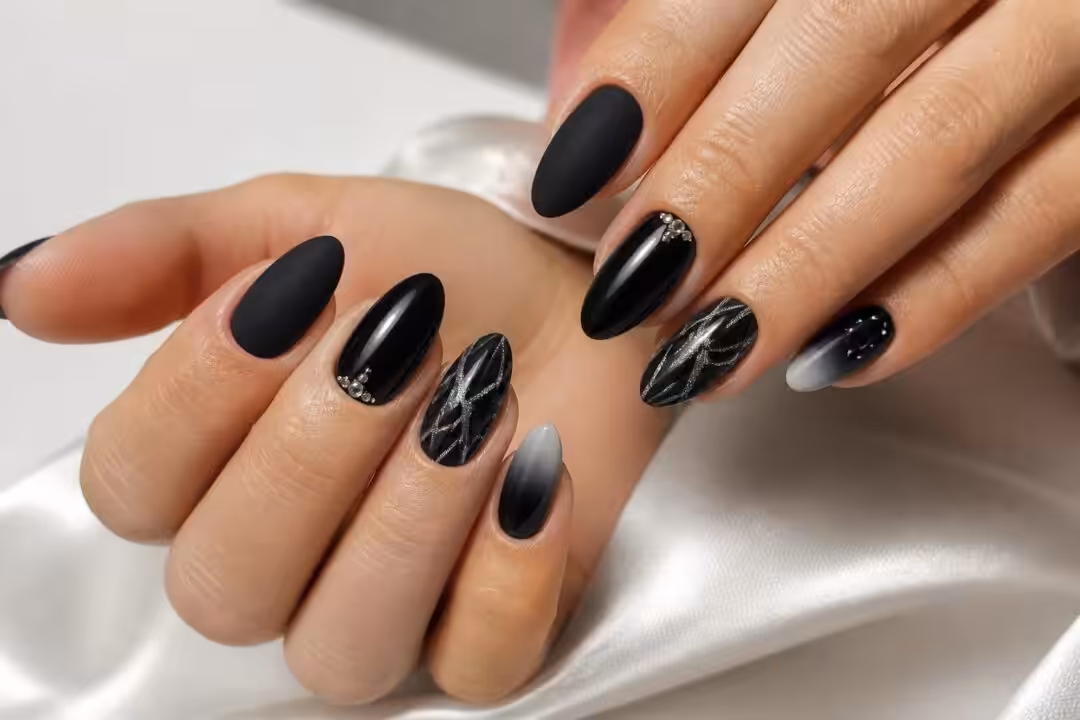 découvrez les dernières tendances en nail art noir avec nos designs élégants et tutoriels faciles à suivre pour sublimer vos ongles.
