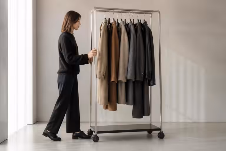 Portant vêtement avec roulettes : rangement mobile pratique